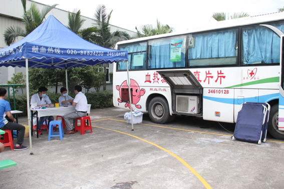 今年会员工参加无偿献血活动，用爱心为生命加油